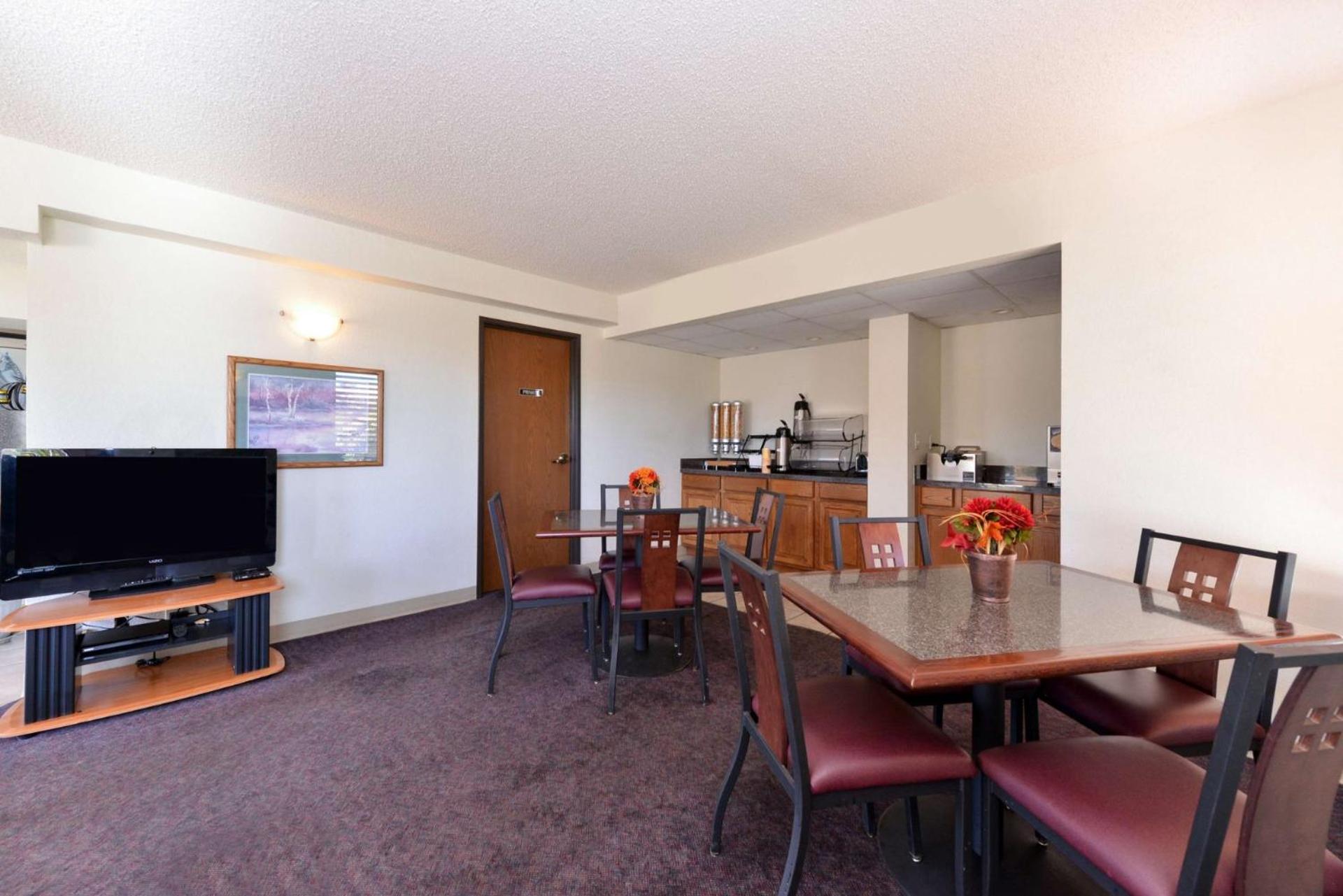 Executive Plus Inn & Suites - photo 11
