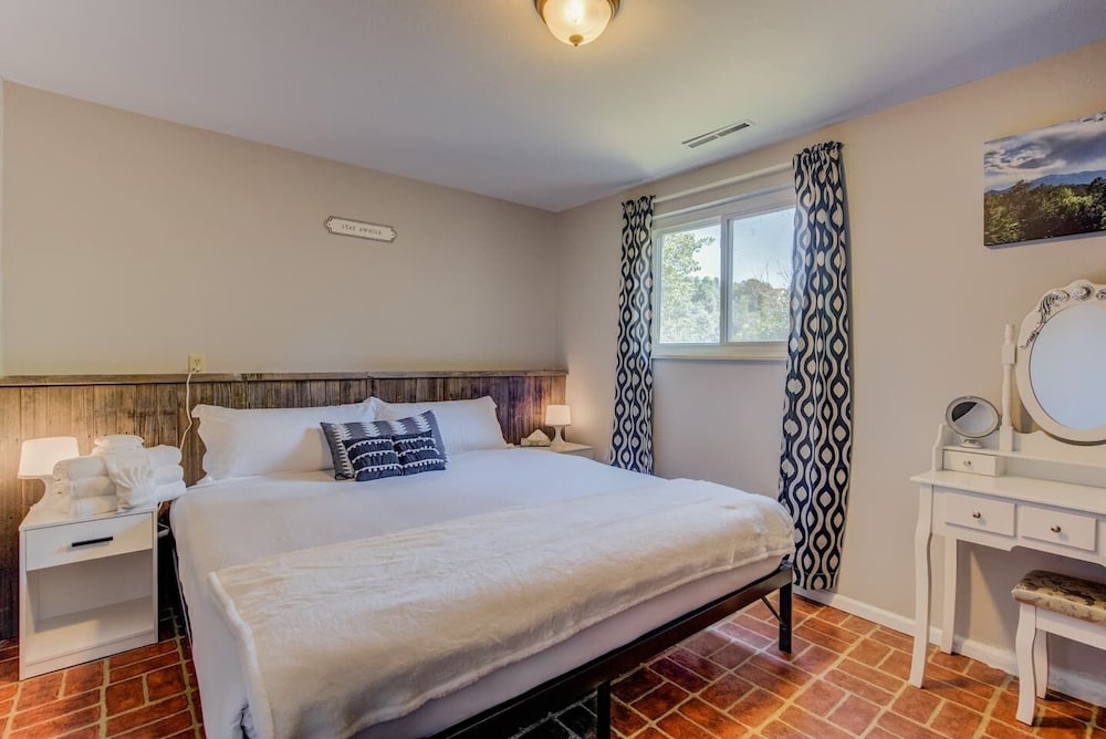 4BR Dog friendly Minutes to Garden of the Gods - photo 3