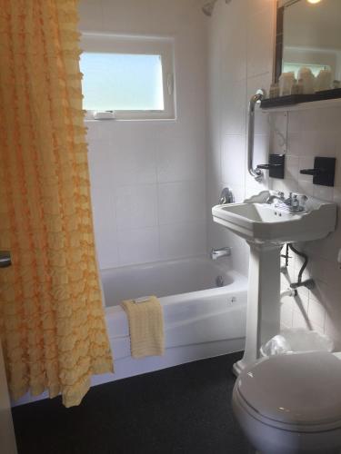 Claddagh Motel & Suites - photo 111