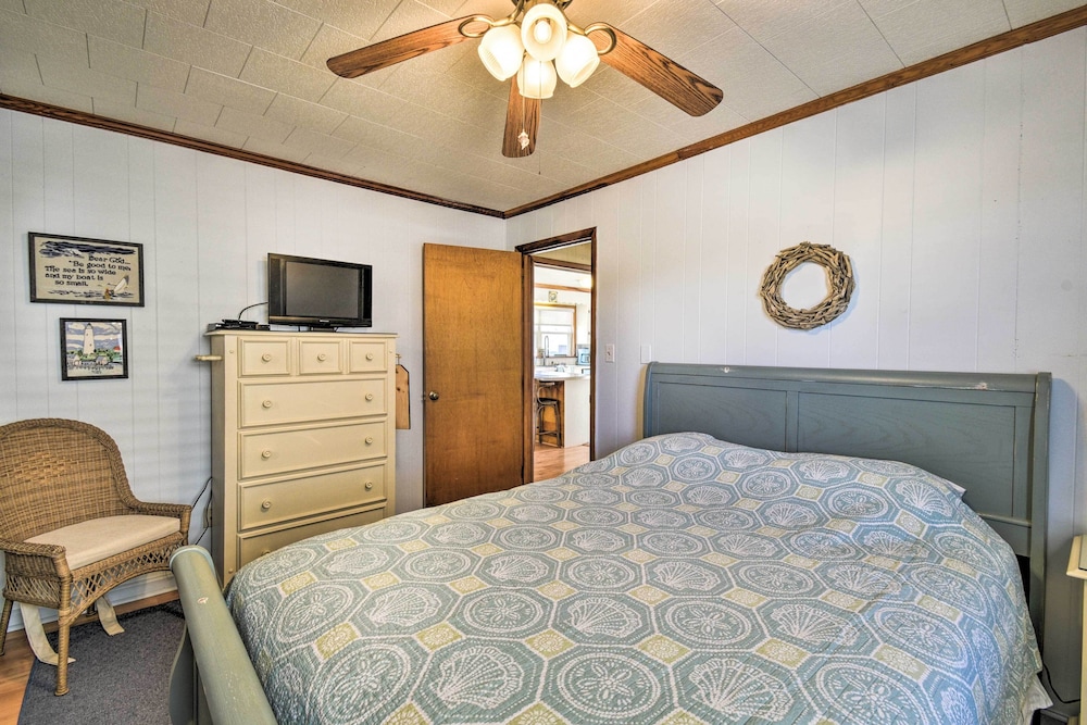 Nags Head Cottage Screened Porch Walk to Beach - photo 3