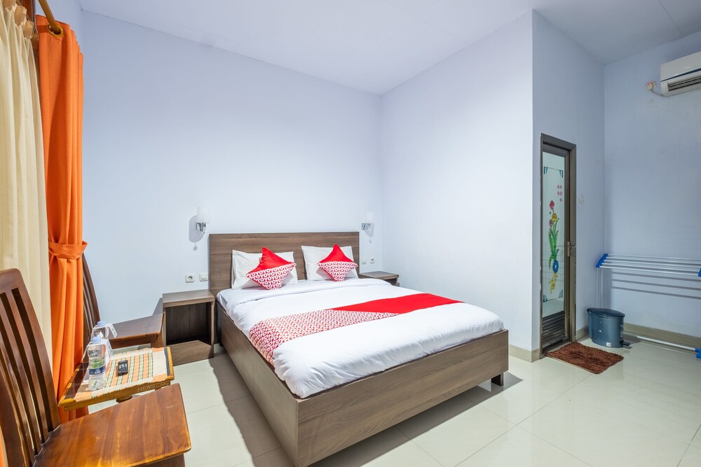 OYO 943 Hotel Azalea Syariah in Garut, Indonesia