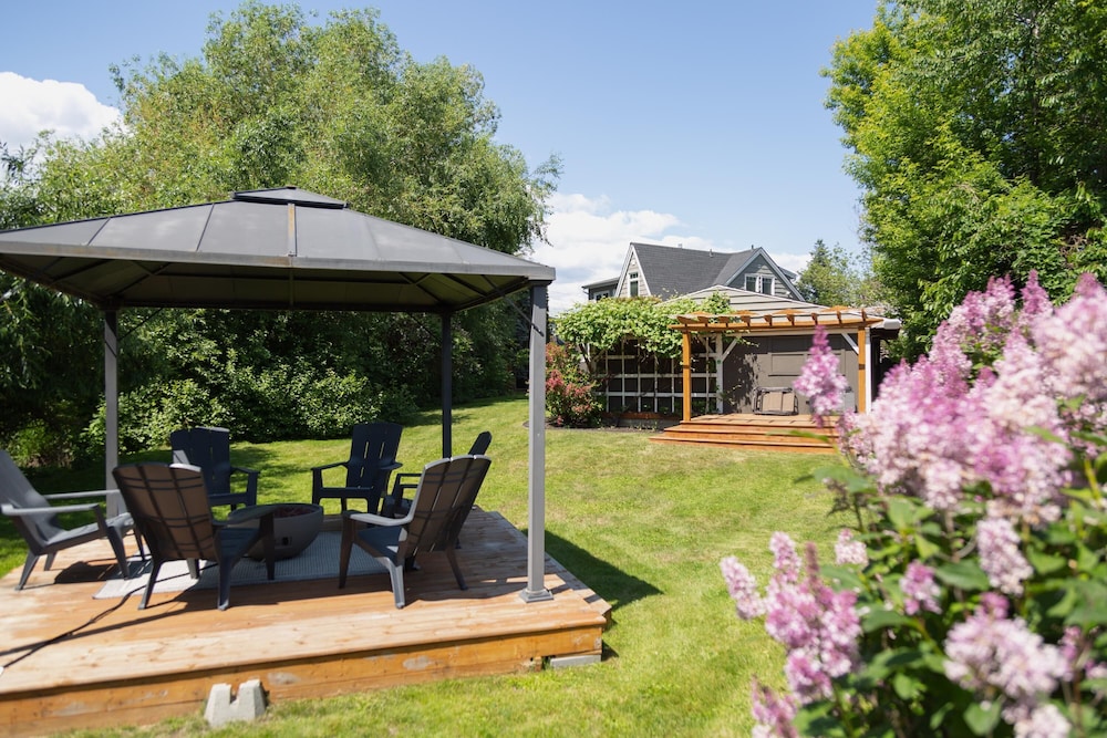 Dt Hot Tub Sauna Huge Yard in Kelowna, Canada
