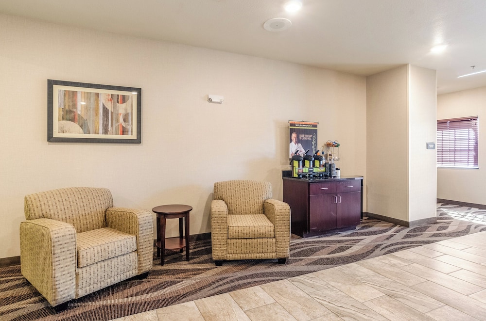 Cobblestone Hotel & Suites Gering Scottsbluff — Gering — photo 3