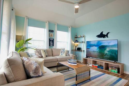 Seabreeze Sueños Surfside Abode a Walk to Beach — 4-Star Luxury Hotel in Surfside Beach, United States