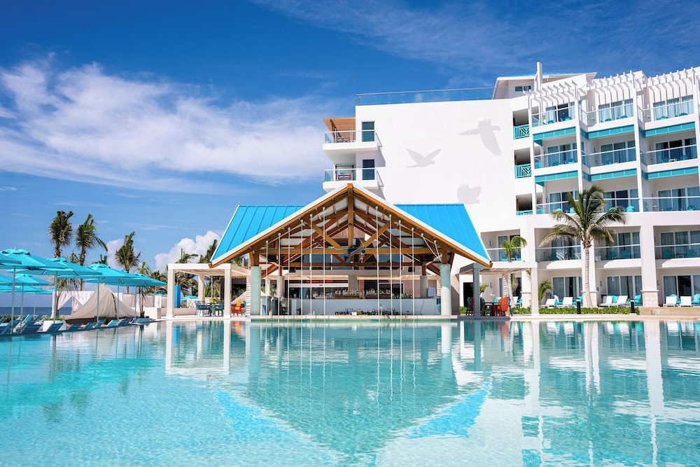 Swim-up bar