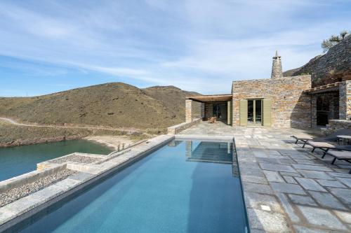 Triad Villas — 4-Star Luxury Hotel in Kea, Greece