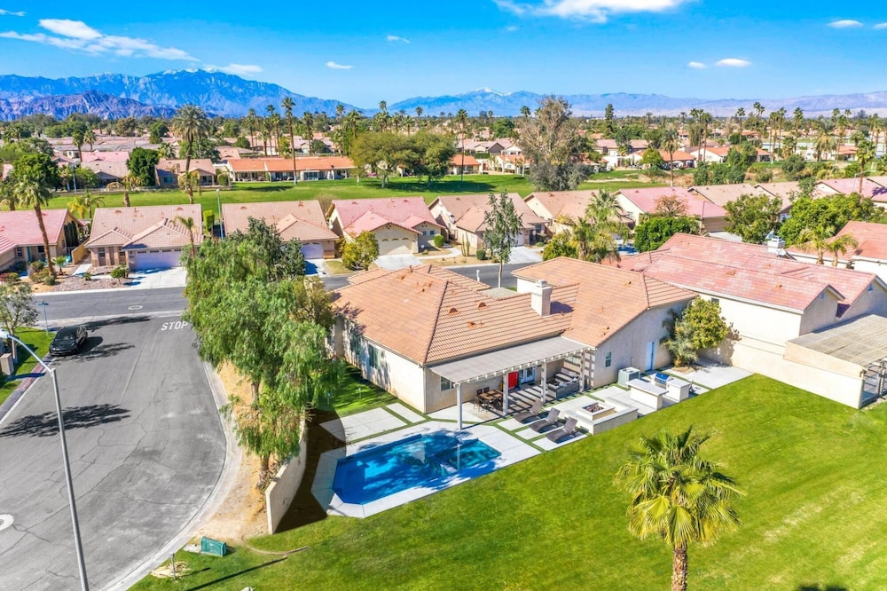 Luxurious Getaway Near Coachella Stagecoach Pool Putting Green Parking Firepit Sleeps 11 — 4-Star Luxury Hotel in Indio, United States