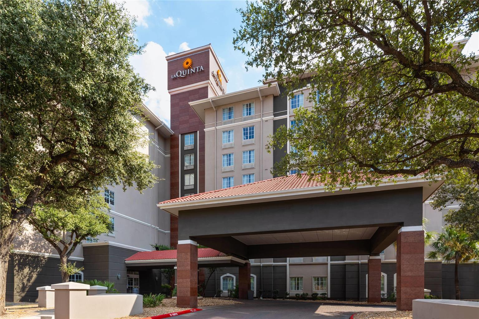 La Quinta Inn & Suites by Wyndham San Antonio Airport - featured photo