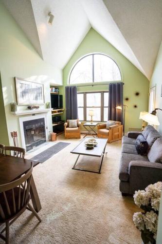 Ski On Ski Off Okemo Mountain Getaway for Families with Pool & Hot Tubs — 4-Star Luxury Hotel in Ludlow, United States