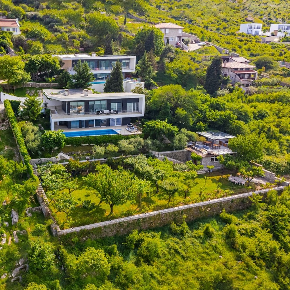 Sunset The Twin Villa by PikHost — 4-Star Luxury Hotel in Shkoder, Albania