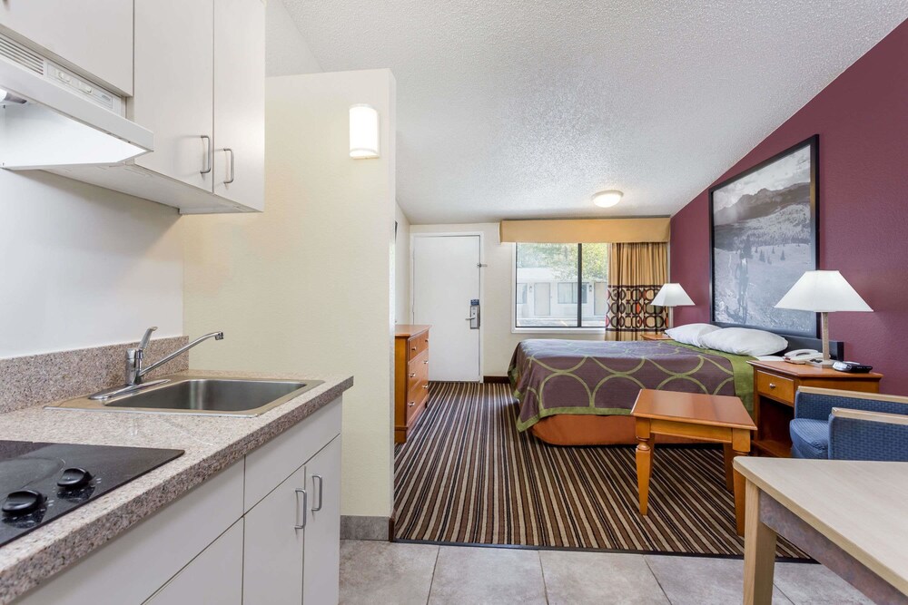 Super 8 by Wyndham Aberdeen Southern Pines - photo 8