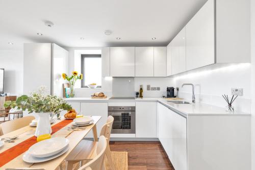 Modern Luxe Apt Just 10 Mins From Tower Bridge Easy Access To Tube And Bus — 4-Star Luxury Hotel in London, United Kingdom