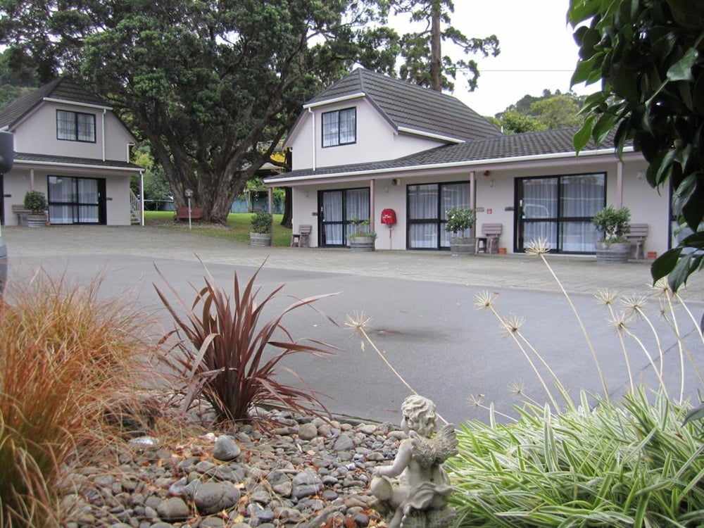 Camellia Court Motel — 4-Star Luxury Hotel in Lower Hutt, New Zealand