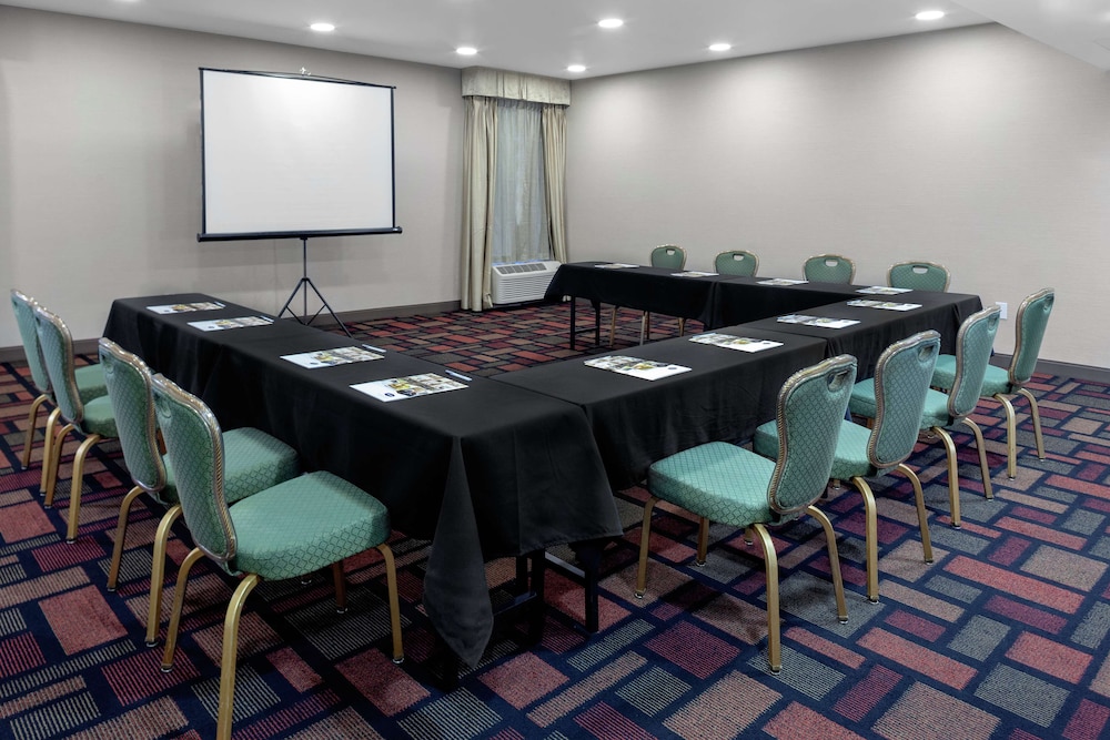 Hampton Inn Woodbridge - photo 37