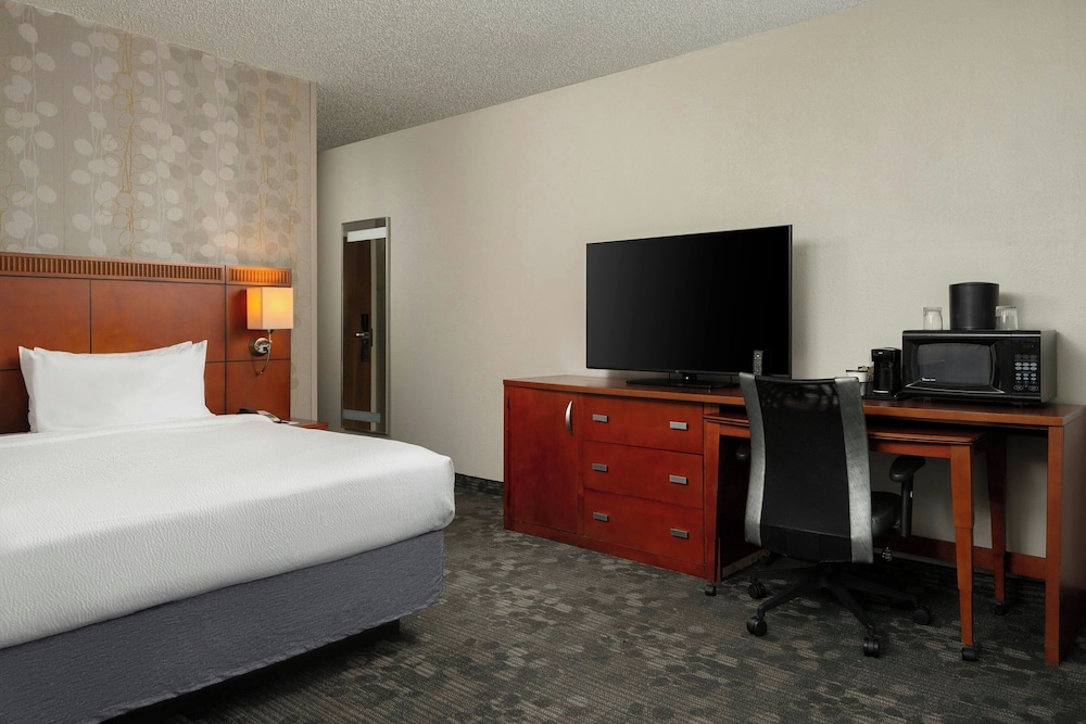 Courtyard by Marriott Dallas Fort Worth Bedford - photo 11