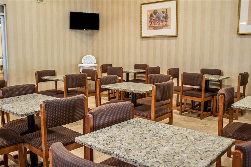 Baymont by Wyndham Youngstown - photo 12
