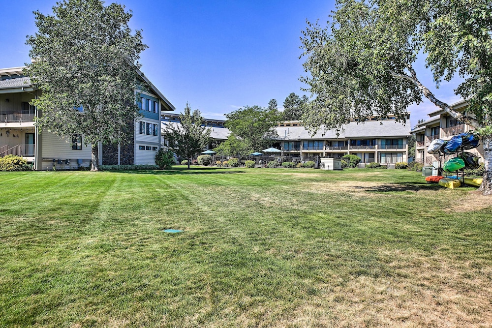 Waterfront Sandpoint Condo Lake Access — 4-Star Luxury Hotel in Sandpoint, United States