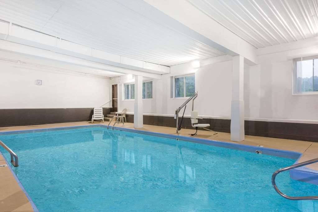 Days Inn & Suites by Wyndham Bridgeport Clarksburg - photo 3