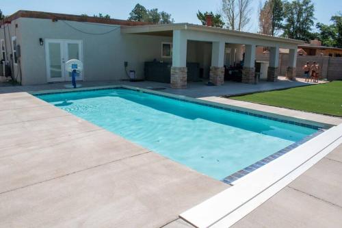 Relaxing 4 Bedroom with Pool and Hot Tub — 4-Star Luxury Hotel in Albuquerque, United States
