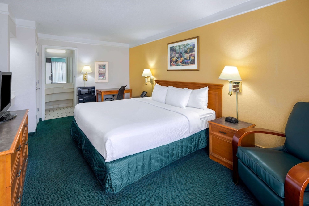 Super 8 by Wyndham Savannah - photo 9