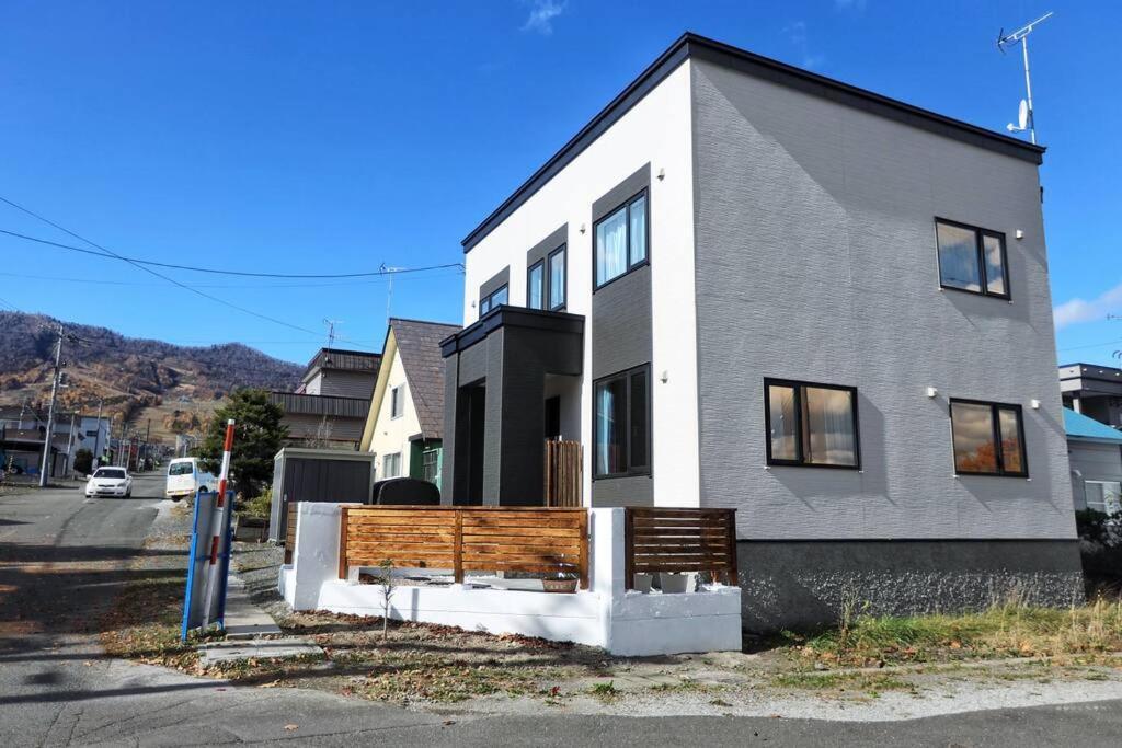 Furano Cube Sugar 方糖民宿 步行8min到雪场 3 Brs Max 6Ppl in Furano, Japan