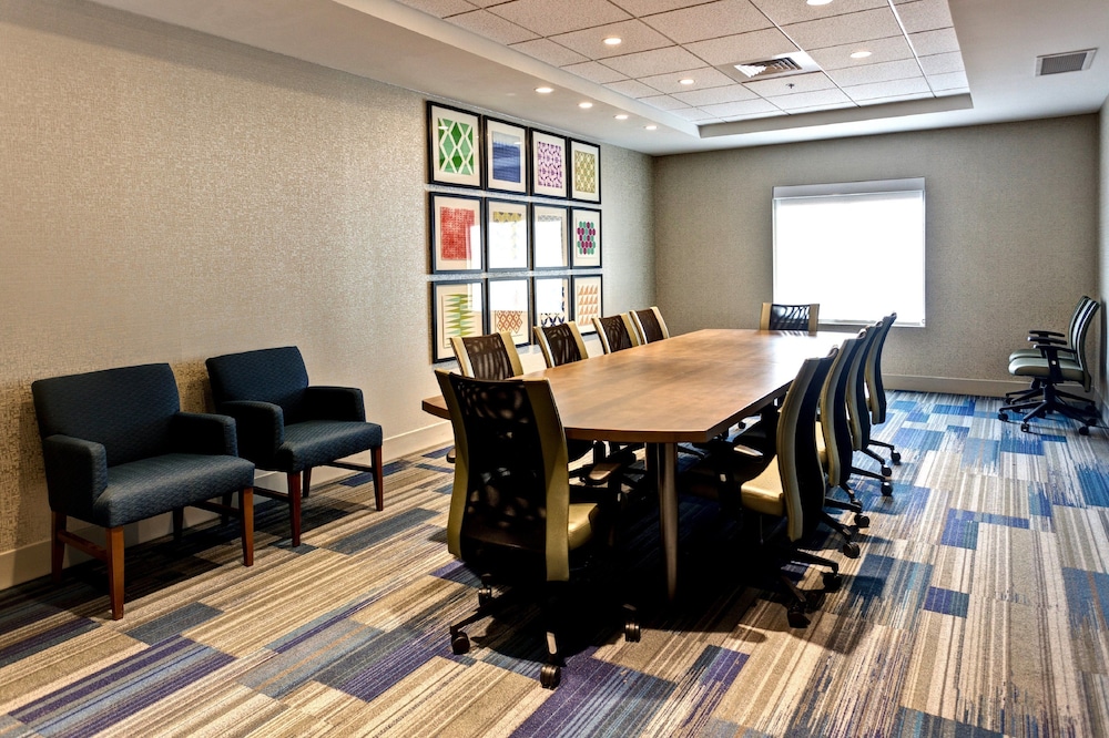 Holiday Inn Express & Suites Great Bend by IHG - photo 32