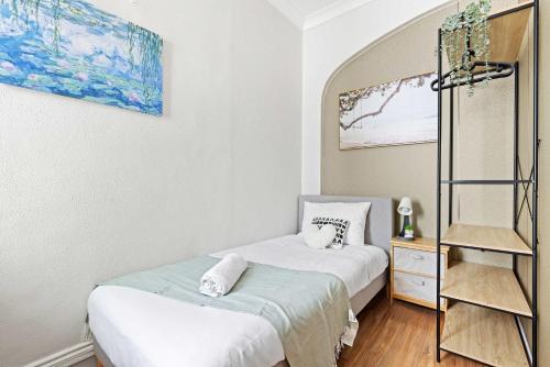 Private Single Room Conveniently Located at Glebe Shared Bathroom - last minute hotel in Sydney