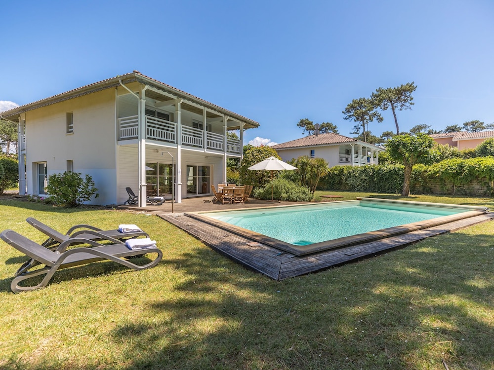 Villa with swimming pool 500 m from the beach — 4-Star Luxury Hotel in Soustons, France