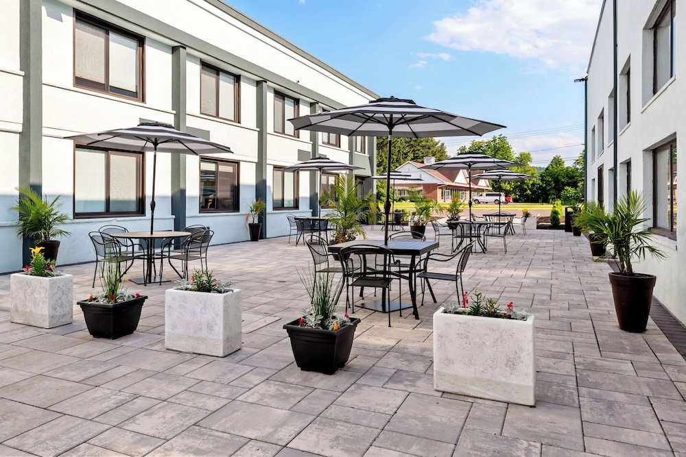 HomeTowne Studios by Red Roof & Conference Center Cortland - photo 37