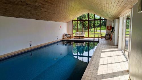 Laurel pet friendly cottage with indoor pool hot tub & panoramic Snowdonia views — 4-Star Luxury Hotel in Colwyn Bay, United Kingdom