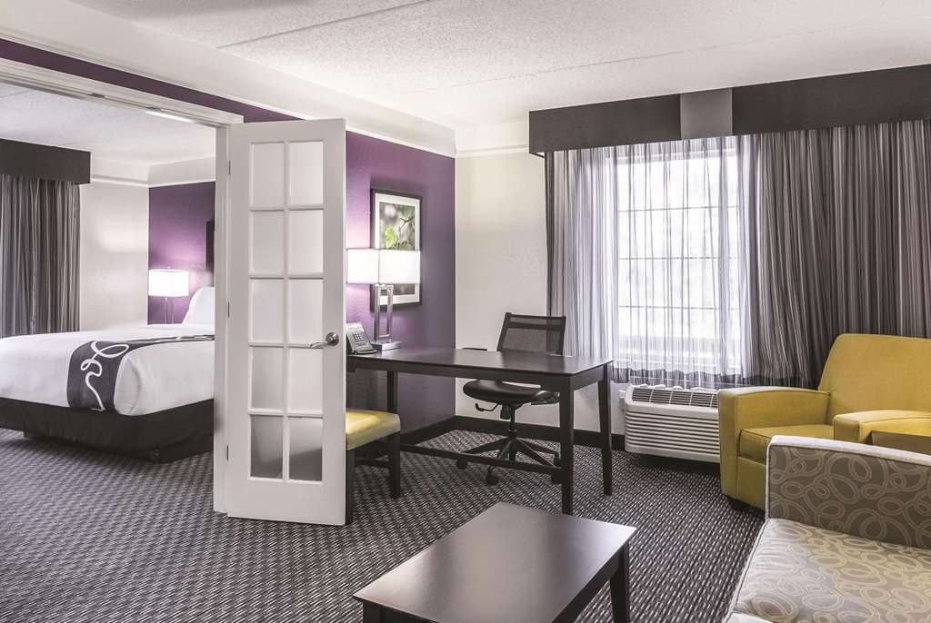 La Quinta Inn & Suites by Wyndham Orlando Airport - photo 55