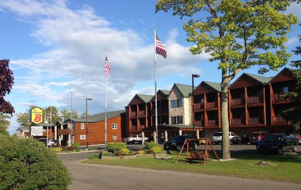 Super 8 by Wyndham Bridgeview of Mackinaw City - photo 51