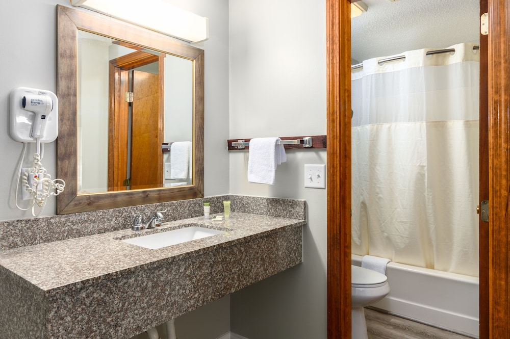 Captains Quarters Motel & Conference Center - photo 18