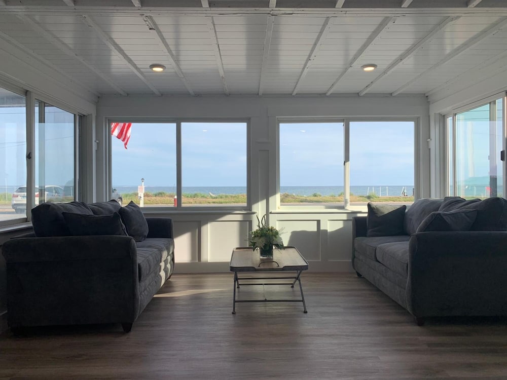 Breakwater Hotel - photo 17