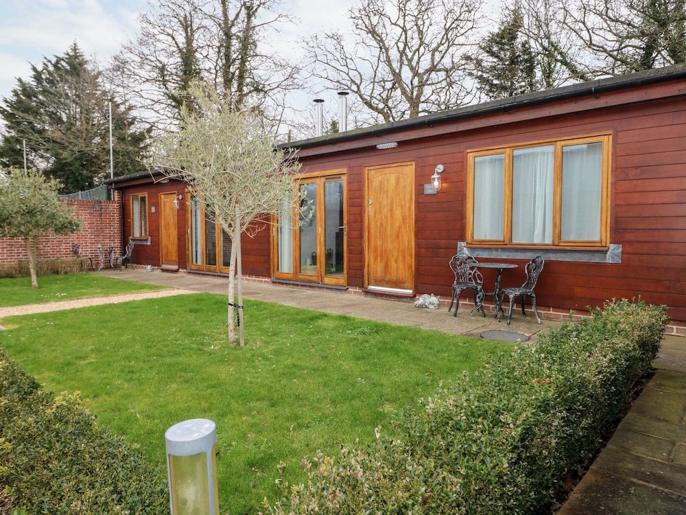 Foxs Den 10447525 — Fareham