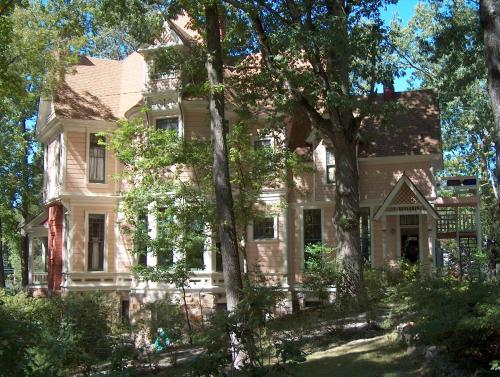 1884 Wildwood Bed and Breakfast Inn — 5-Star Luxury Hotel in Hot Springs, United States
