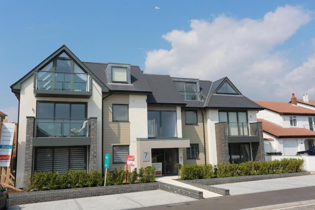 Likoni 1 By Bournecoast A Modern Holiday Apartment With Sea Views Patio Area And Parking Fm6194 — 4-Star Luxury Hotel in Bournemouth, United Kingdom