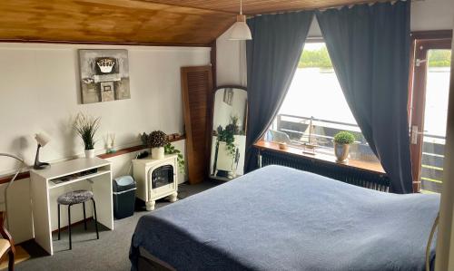 1 2 pp ROOM AMS Airport great view lake — hotel in Roelofarendsveen