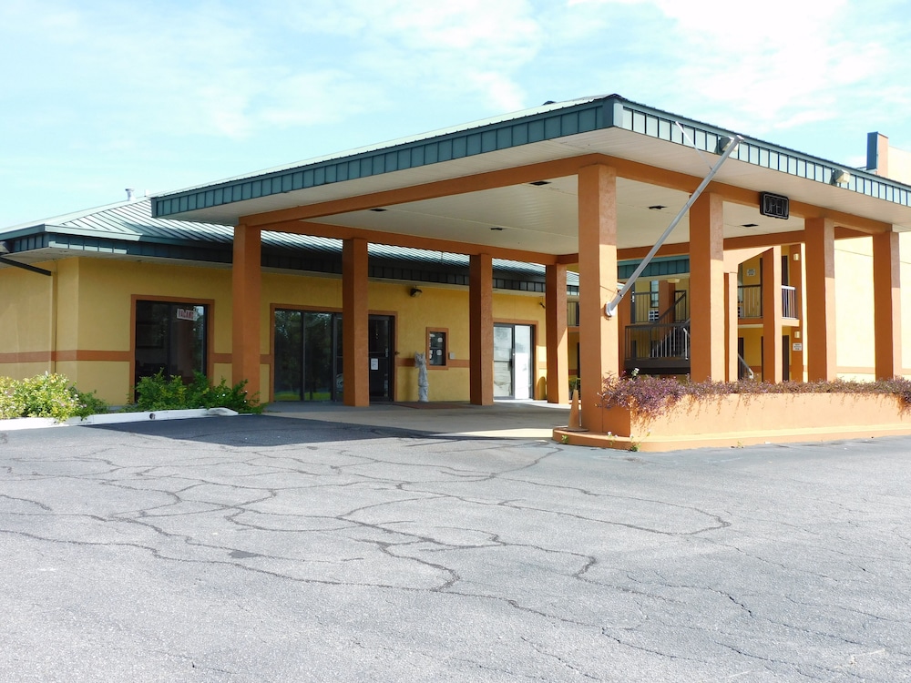 Camilla Inn & Suites - photo 28