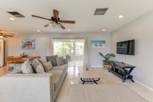 3 Mi to Siesta Key Beach Snowbird Haven with Lanai in Sarasota, United States