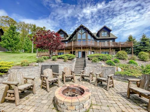 Lake Access Hot Tub Fire Pit Free Golf More — 4-Star Luxury Hotel in Swanton, United States