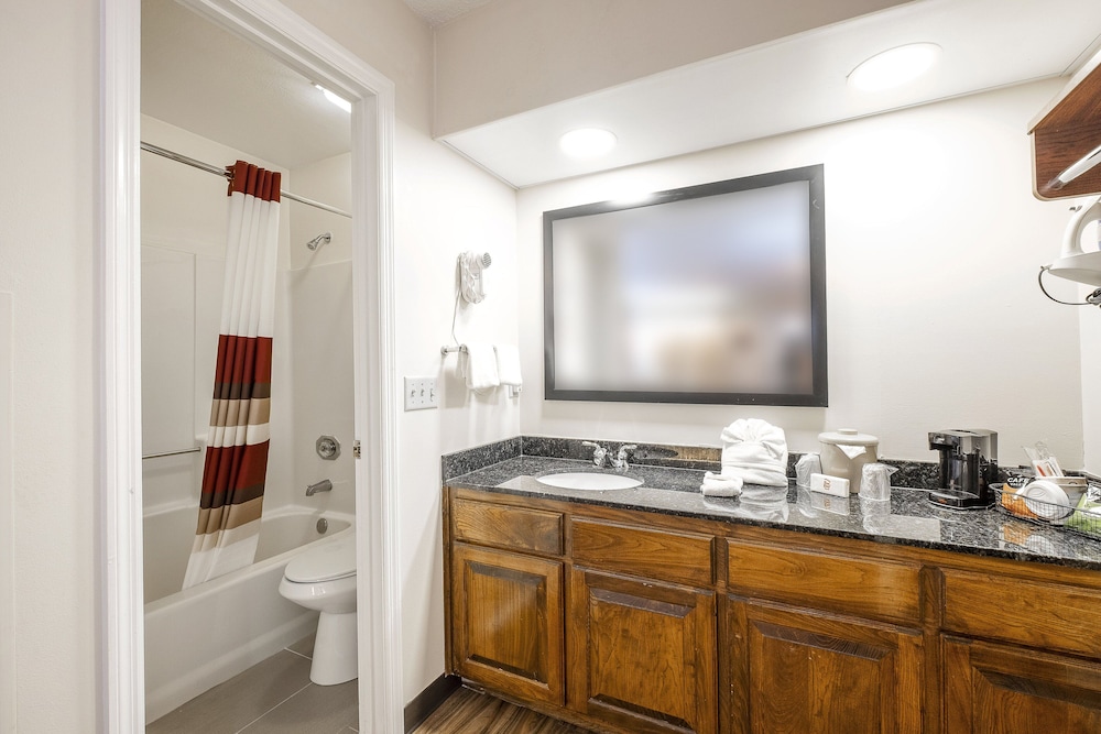Red Roof Inn & Suites Calhoun - photo 25