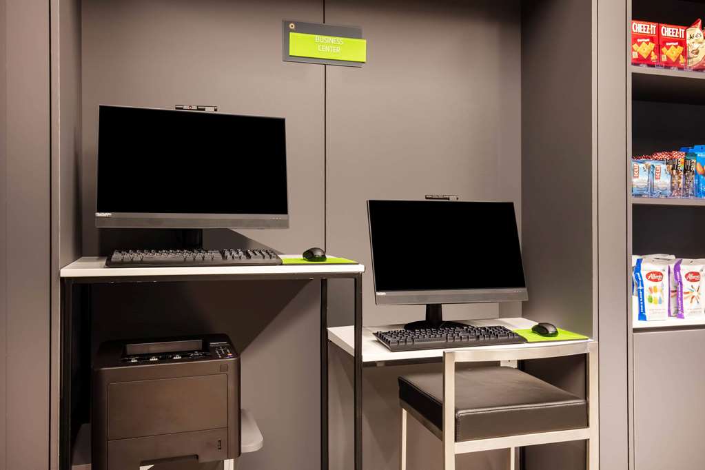 La Quinta Inn & Suites by Wyndham Times Square South - photo 39