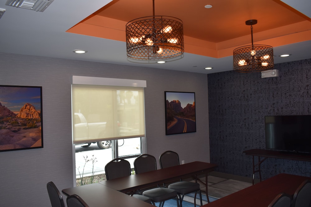 La Quinta Inn & Suites by Wyndham San Bernardino - photo 18