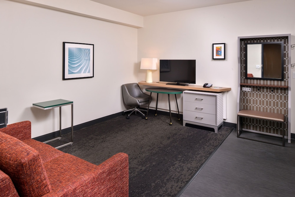 Holiday Inn Hotel & Suites Farmington Hills Detroit NW by IHG - photo 7