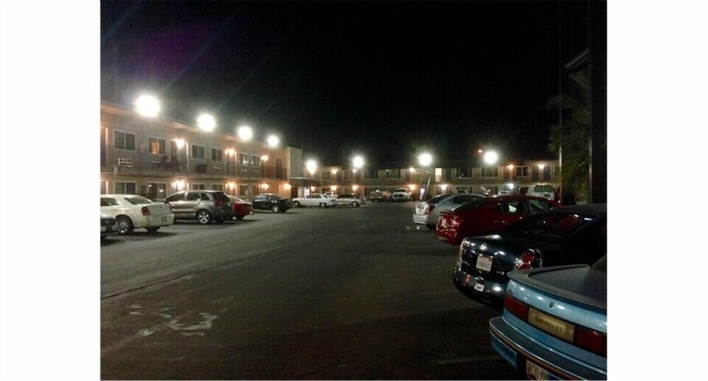 Parkway Inn Fresno - photo 23