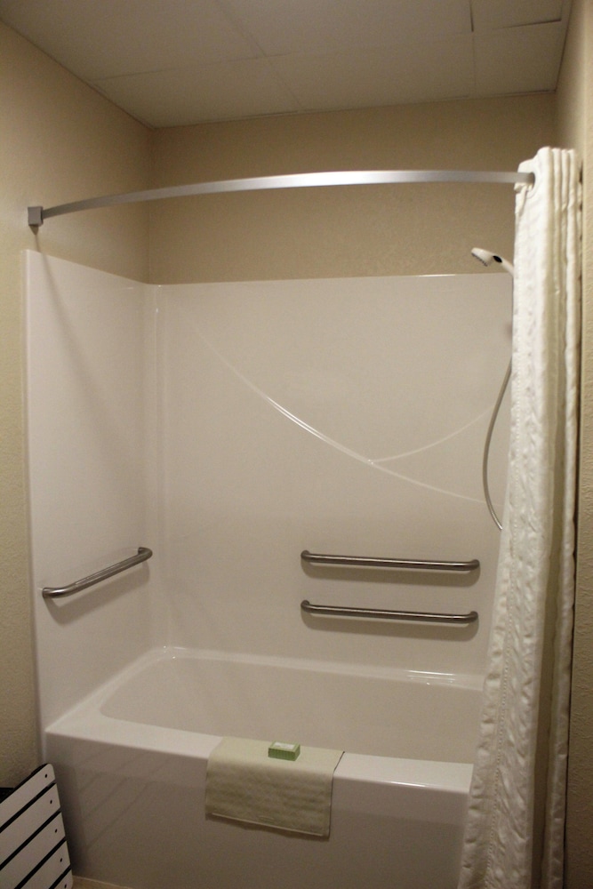 Cobblestone Inn & Suites Denison Oak Ridge - photo 44