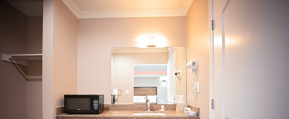 Diamond Bell Inn & Suites - photo 25