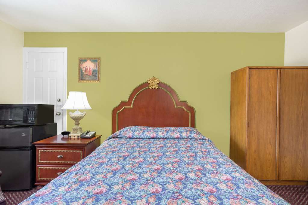 Knights Inn Emporia - photo 15