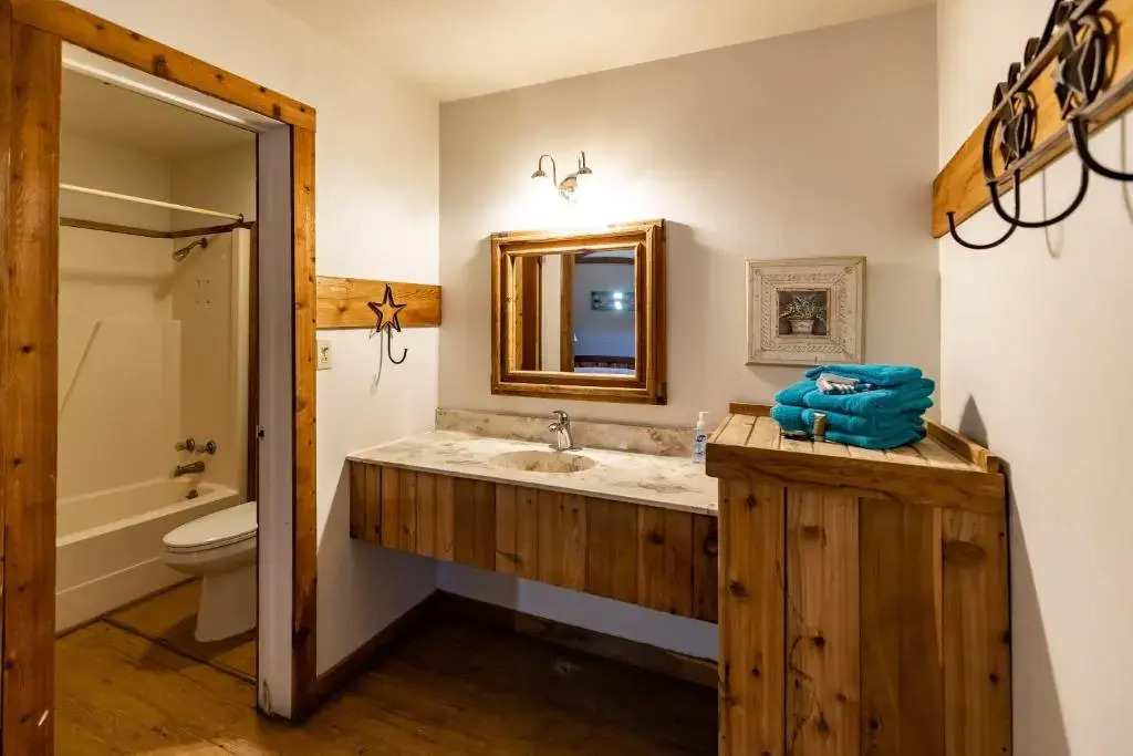 The Leakey Inn by CMD — Leakey — photo 3